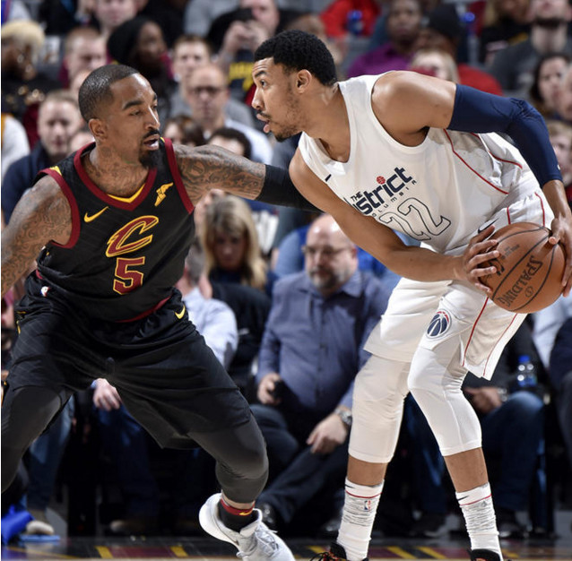 米兰体育-骑士连胜被终结，客场失利使球队坠入低谷